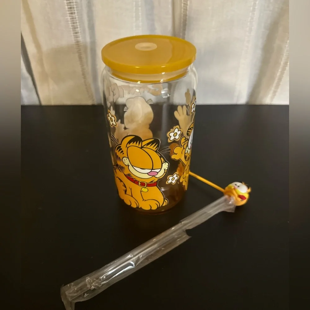 Garfield Themed Gift Set with cup and straw, key chain, Socks and Eye Mask - Picture 11 of 12